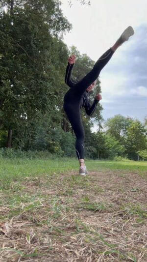 Valentina Shevchenko Instagram - Should be a dance move ? 😄 💃 🎵 

#mma #nature #workout #thailand #island #ufc #fightet #mmatraining #bullet