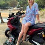 Valentina Shevchenko Instagram - After morning training at the beach 🏝️☀️🛶 #Thailand #Phuket #morningroutine #mmatraining #fighter #lifestyle #bullet Phuket, Thailand