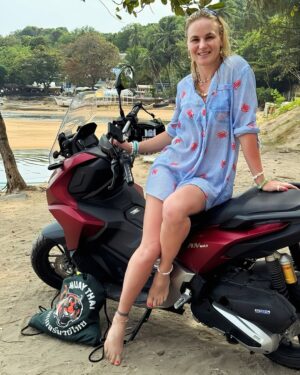 Valentina Shevchenko Instagram - After morning training at the beach 🏝️☀️🛶

#Thailand #Phuket #morningroutine #mmatraining #fighter #lifestyle #bullet