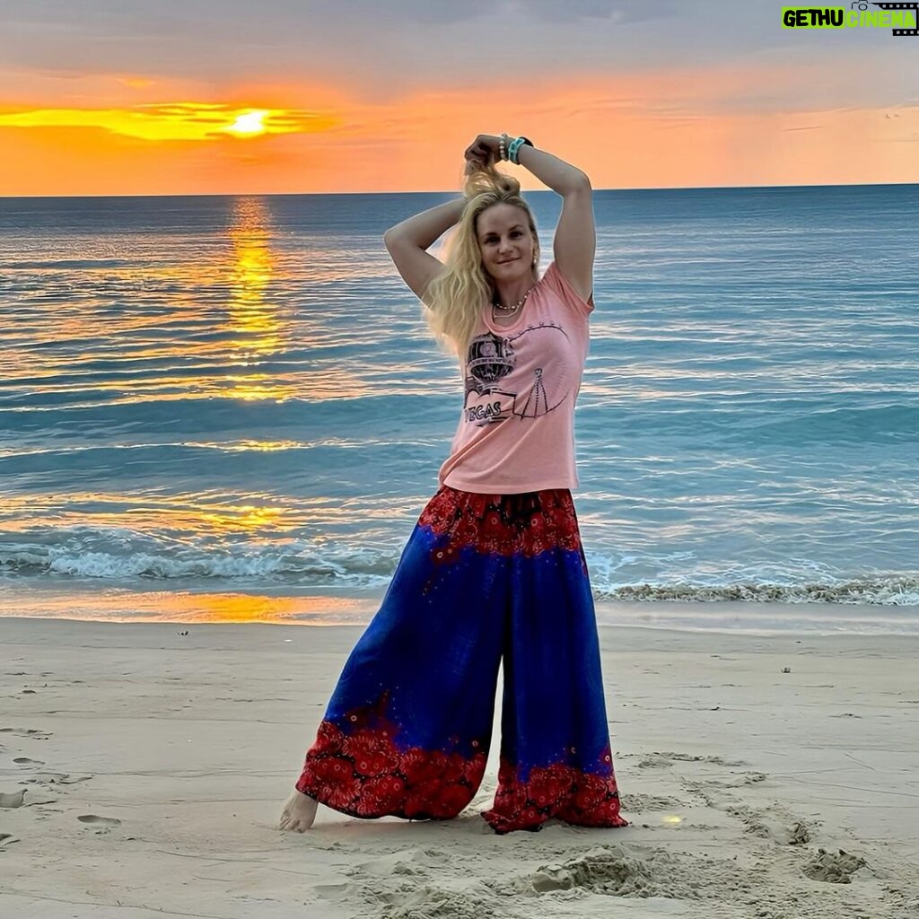 Valentina Shevchenko Instagram - Sunset on the beach 🌴✨🐠☀️ #RoadTrip #Thailand #Travel #Exploring #Sunset #Beach