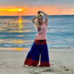 Valentina Shevchenko Instagram - Sunset on the beach 🌴✨🐠☀️ #RoadTrip #Thailand #Travel #Exploring #Sunset #Beach