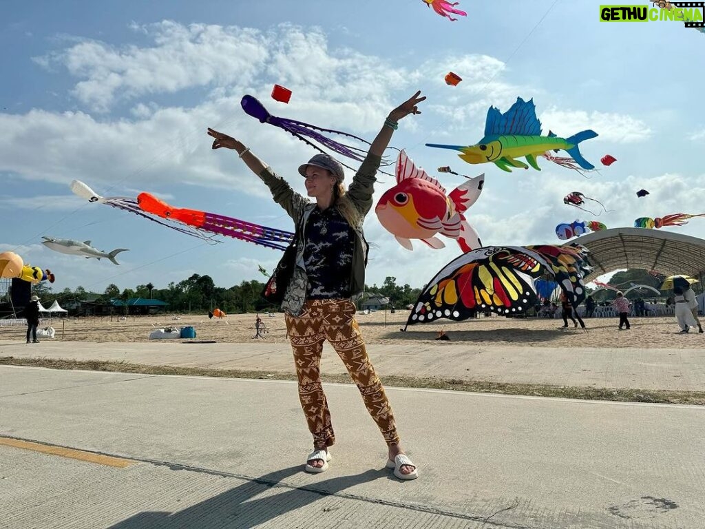 Valentina Shevchenko Instagram - Casually drew to the most amazing #Kite 🪁 festival 🥰 Thailand