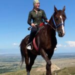 Valentina Shevchenko Instagram - Why I love my summers 😄 #mma #mmafighter #horseriding #horse #cowgirl #cowgirlstyle #summertime #traveler