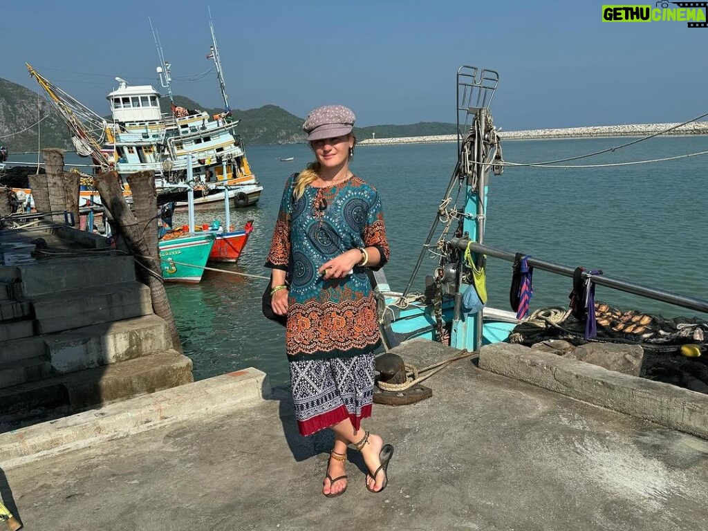 Valentina Shevchenko Instagram - Driving along East coast of Thailand 🚘☀️🌴🥥🍍🌊🐠
