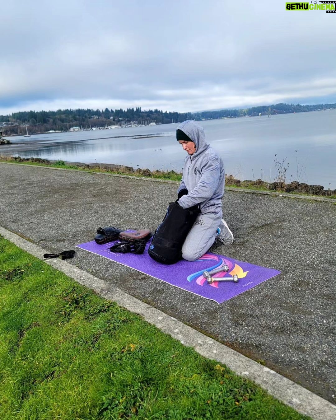Valentina Shevchenko Instagram - Nature workout is the best 👊👊👊 #washingtonstate #pugetsound #backinshape Puget Sound-Seattle, WA