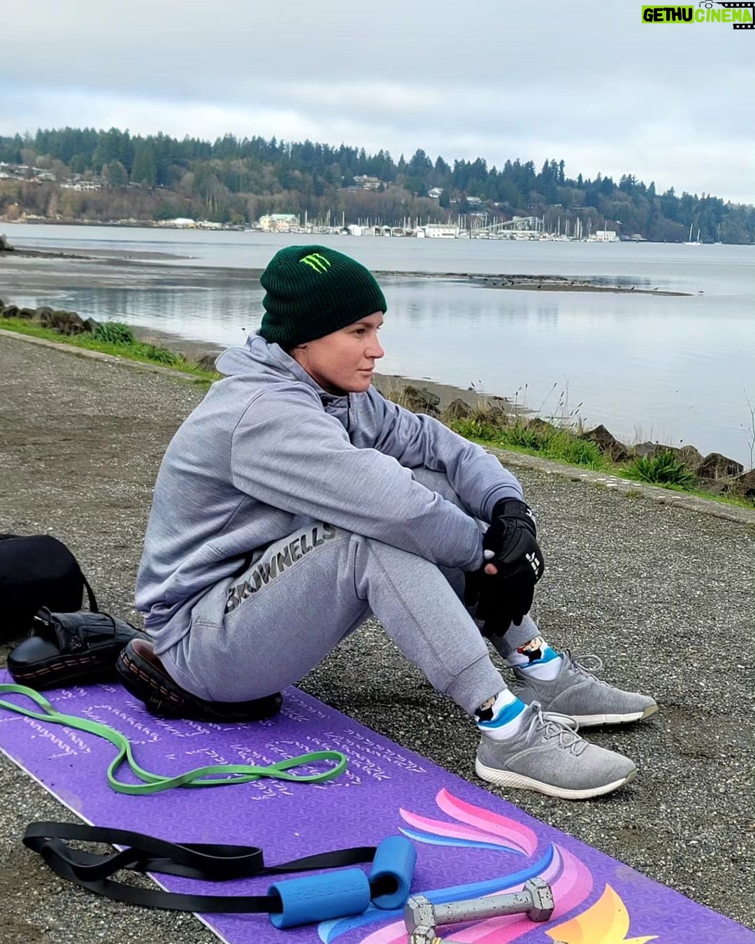 Valentina Shevchenko Instagram - Nature workout is the best 👊👊👊 #washingtonstate #pugetsound #backinshape Puget Sound-Seattle, WA
