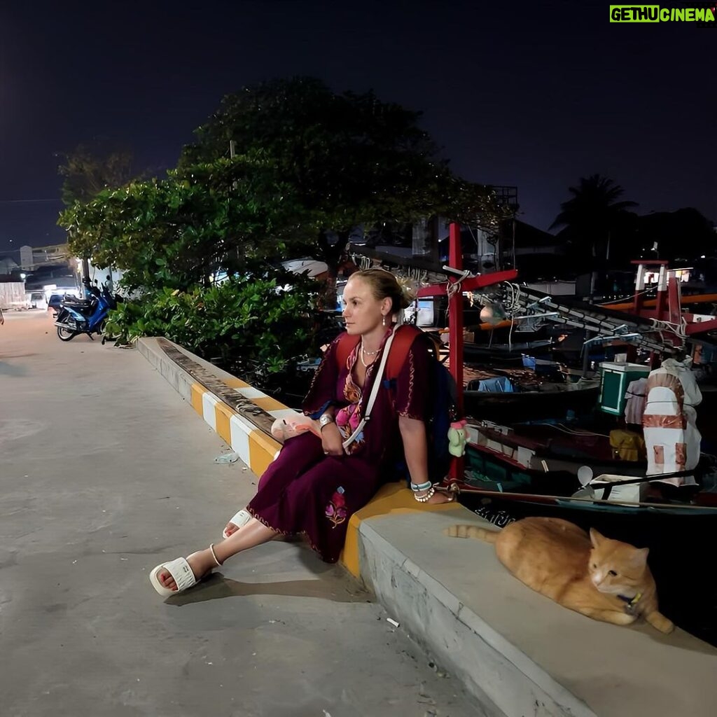 Valentina Shevchenko Instagram - Just me and a cat 🐱 contemplating quite evening in Hua Hin 🥰 #Thailand Hua Hin Thailand