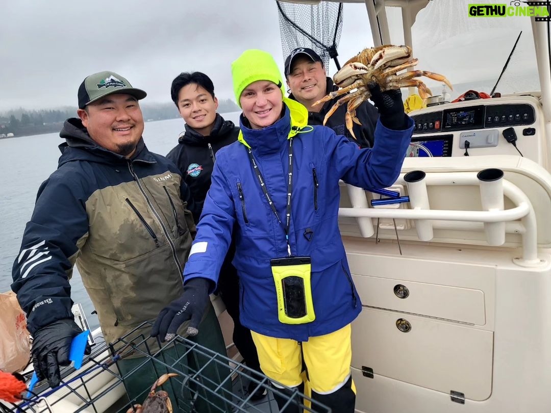 Valentina Shevchenko Instagram - Winter at Puget Sound 😍 Crabbing with friends 🦀 #DungenessCrab #PugetSound #WashingtonState Puget Sound-Seattle, WA