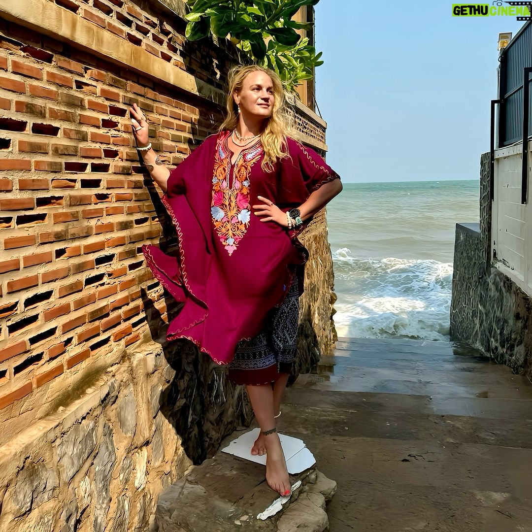 Valentina Shevchenko Instagram - Hua Hin. Thailand 🌊☀️🌴 Hua Hin Thailand