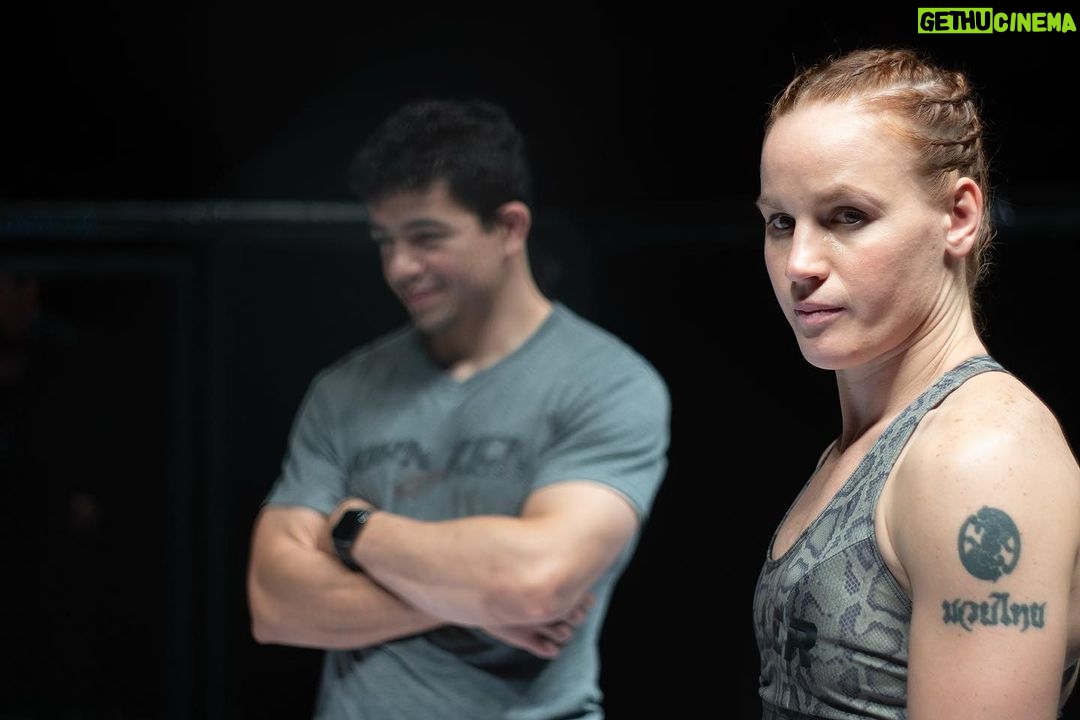 Valentina Shevchenko Instagram - Can’t believe it was 4 years ago ! Since we shoot #BruisedTheMovie 🤩 Thank you @fullerframes for sharing with me this #BTS memories 😍 #LadyKiller #Bruised #HalleBerry #Bullet