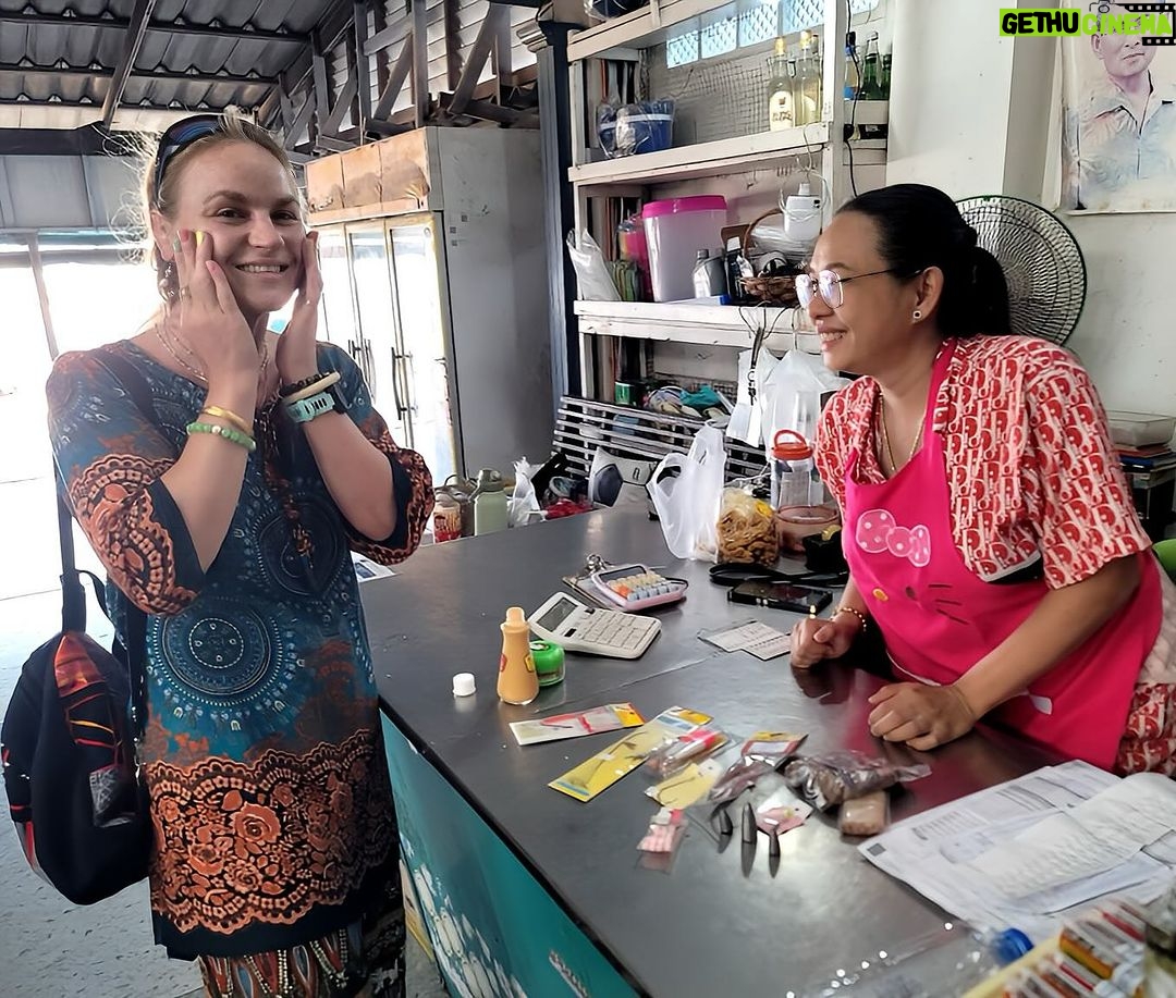 Valentina Shevchenko Instagram - Putting #Tanakah 🪵 in case #sunscreen doesn’t work properly 😅 Thailand