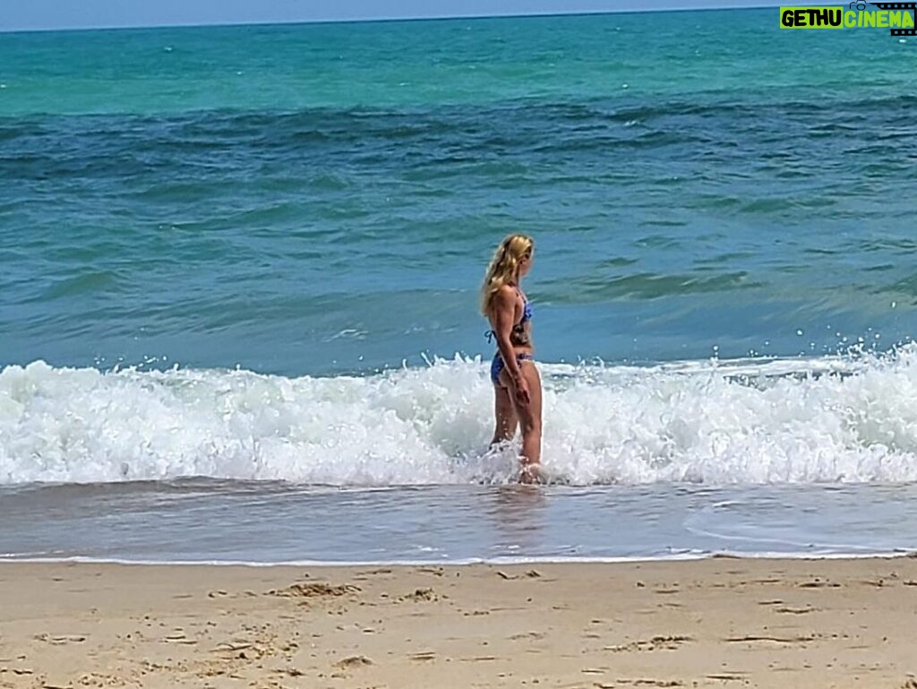 Valentina Shevchenko Instagram - I worked out in the morning good and had a little time to enjoy the ocean 🌊 sun ☀️ and sand 😄 before hit the road for new adventures #Thailand 🌴