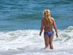 Valentina Shevchenko Instagram - I worked out in the morning good and had a little time to enjoy the ocean 🌊 sun ☀️ and sand 😄 before hit the road for new adventures #Thailand 🌴