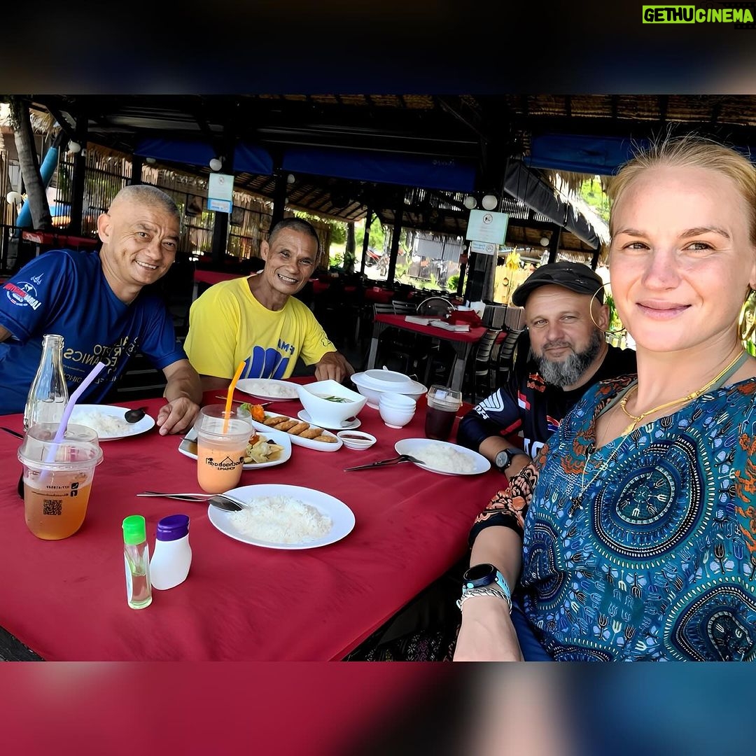 Valentina Shevchenko Instagram - Great to meet with our friends at @lamaimuaythai gym in Samui Island , Ralph and Nong πͺ After 10 years itβs amazing to feel the energy of the gym when I had so many training camps for my World IFMA Muaythai Championships π Lamai Muay Thai Camp - KOH SAMUI