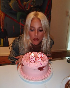 Valentina Zenere Instagram - 💖💖💖💖💖💖cumpleaños feliz, 26 años y me siento enormeeee ke me pasa. Tengo los mejores amigos que han logrado sorprenderme y hacerme feliz una vez más, gracias a todos por los mensajes de amor. Deseo siempre lo mejor que tenga esta vida para toda esta gente que amooo gracias
