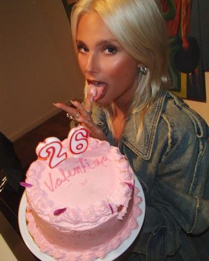 Valentina Zenere Instagram - 💖💖💖💖💖💖cumpleaños feliz, 26 años y me siento enormeeee ke me pasa. Tengo los mejores amigos que han logrado sorprenderme y hacerme feliz una vez más, gracias a todos por los mensajes de amor. Deseo siempre lo mejor que tenga esta vida para toda esta gente que amooo gracias