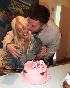 Valentina Zenere Instagram - 💖💖💖💖💖💖cumpleaños feliz, 26 años y me siento enormeeee ke me pasa. Tengo los mejores amigos que han logrado sorprenderme y hacerme feliz una vez más, gracias a todos por los mensajes de amor. Deseo siempre lo mejor que tenga esta vida para toda esta gente que amooo gracias