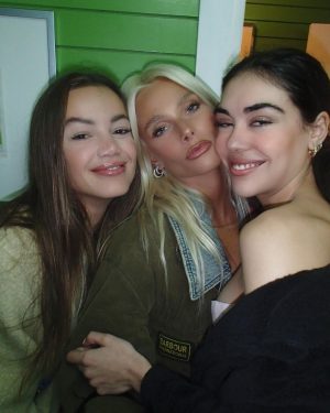 Valentina Zenere Instagram - 💖💖💖💖💖💖cumpleaños feliz, 26 años y me siento enormeeee ke me pasa. Tengo los mejores amigos que han logrado sorprenderme y hacerme feliz una vez más, gracias a todos por los mensajes de amor. Deseo siempre lo mejor que tenga esta vida para toda esta gente que amooo gracias