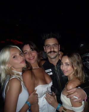 Valentina Zenere Instagram - empezando el año con mi gente bella