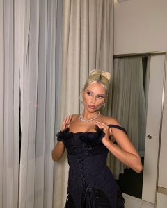 Valentina Zenere Instagram - milán nights @pomellato