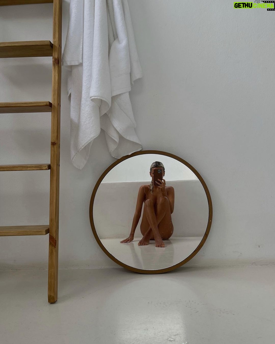Valentina Zenere Instagram - Stay here, in this moment.