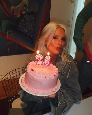 Valentina Zenere Instagram - 💖💖💖💖💖💖cumpleaños feliz, 26 años y me siento enormeeee ke me pasa. Tengo los mejores amigos que han logrado sorprenderme y hacerme feliz una vez más, gracias a todos por los mensajes de amor. Deseo siempre lo mejor que tenga esta vida para toda esta gente que amooo gracias