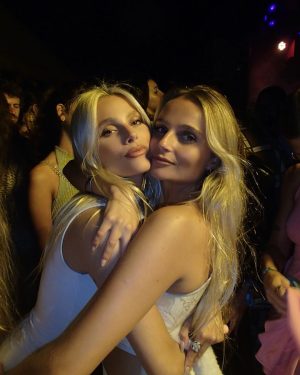 Valentina Zenere Instagram - empezando el año con mi gente bella