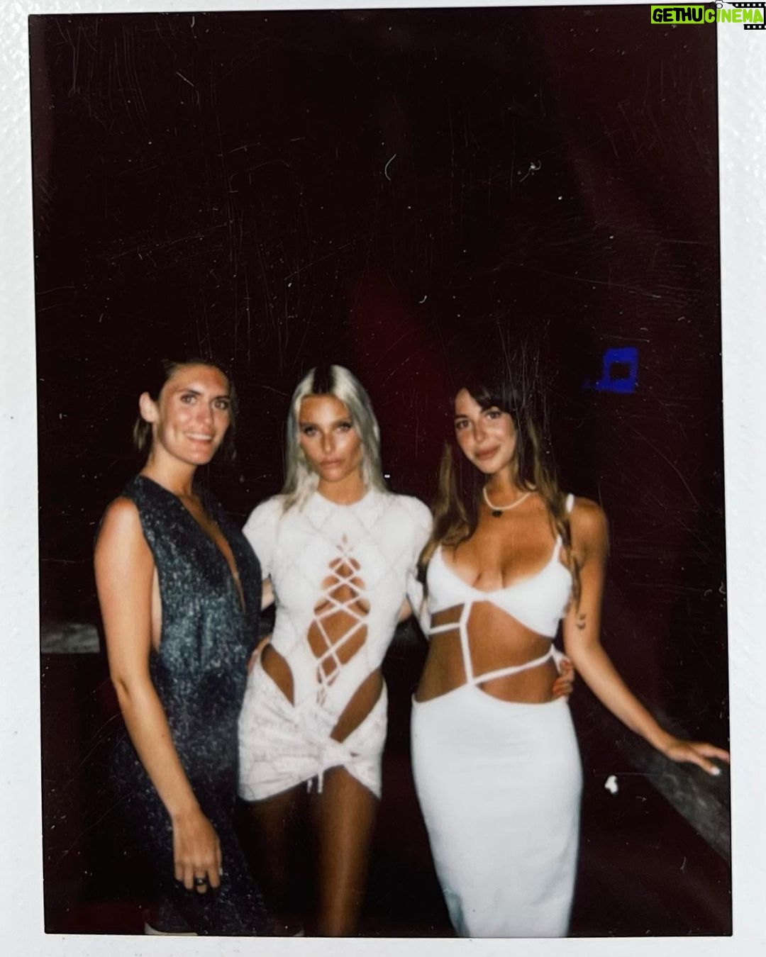 Valentina Zenere Instagram - Feliz aƱo gente lindaš„ popurrĆ de gente que amo (me faltan) y festejando as usual con @lajuanitaprojects