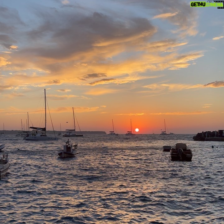 Valentina Zenere Instagram - por muchos más con vos Santorini, Greece