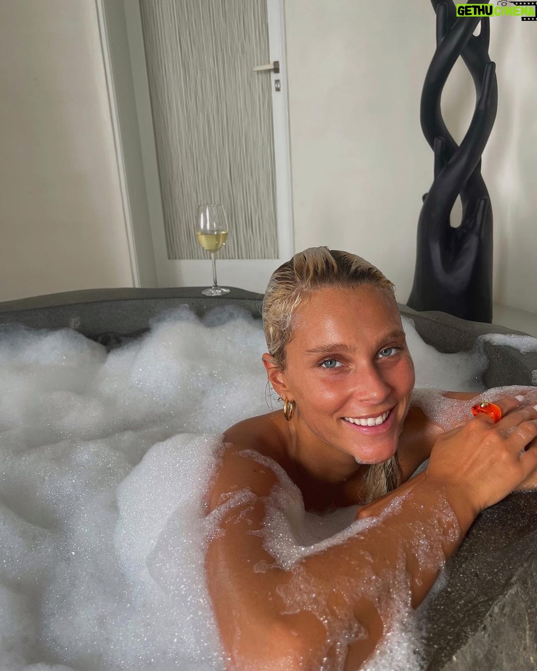 Valentina Zenere Instagram - Swipe swipe Cavo Tagoo Mykonos