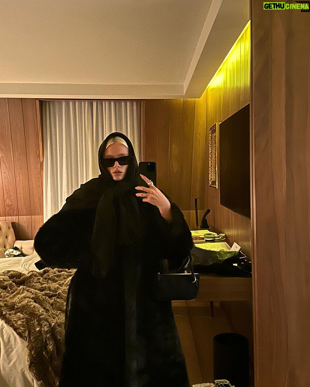 Valentina Zenere Instagram - but I can’t help The London EDITION