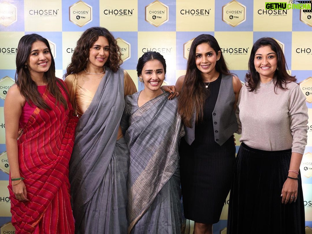 Vani Bhojan Instagram - Congratulations on 4 years of @chosen_by_dermatology @drrenitarajan ! To many more ✨ @samyuktha_shan @pradainisurva @ramyasub @neelimaesai @pritha10hari 🤗❤️