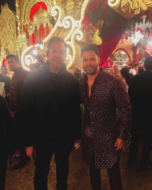 Varun Dhawan Instagram - #jamnagar 🐺 🐘 🐅