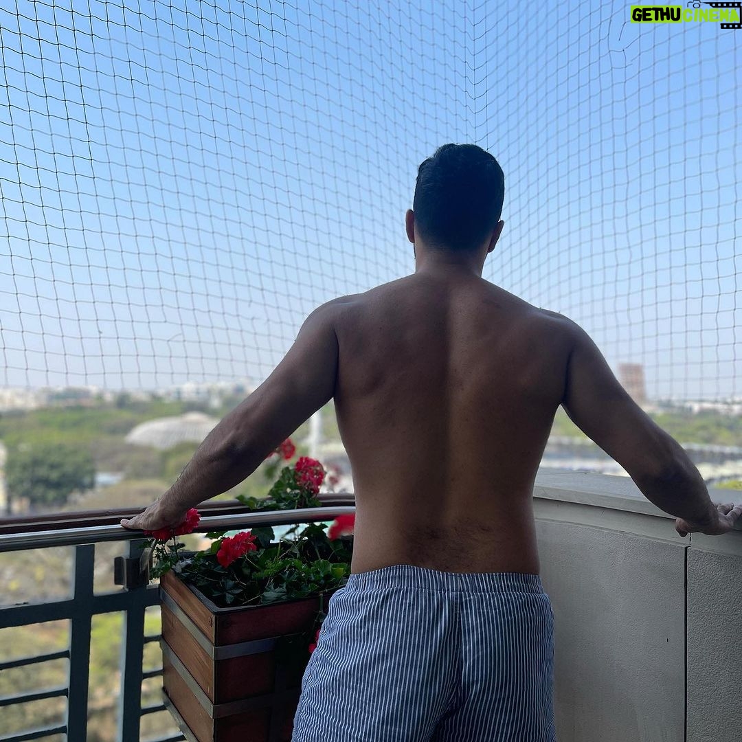 Varun Dhawan Instagram - A story of a day #apnabanalepiya Hung out with some friends. Had a chilled shower performed. Flew back with the King. All in all felt we are part of fraternity where we all uplift each other 💪✨