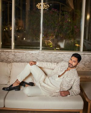 Varun Dhawan Instagram - #jamnagar 🐺 🐘 🐅