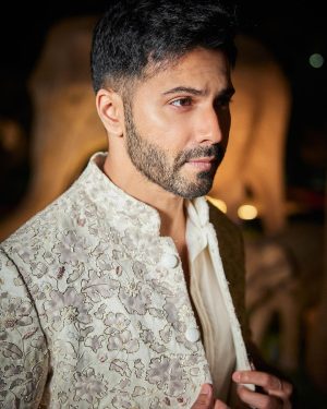 Varun Dhawan Instagram - #jamnagar 🐺 🐘 🐅