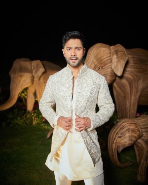 Varun Dhawan Instagram - #jamnagar 🐺 🐘 🐅