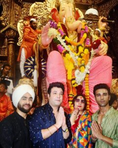 Varun Sharma Instagram - गणपती बाप्पा मोरया🙏🌸 Lalbaugh Cha Raja