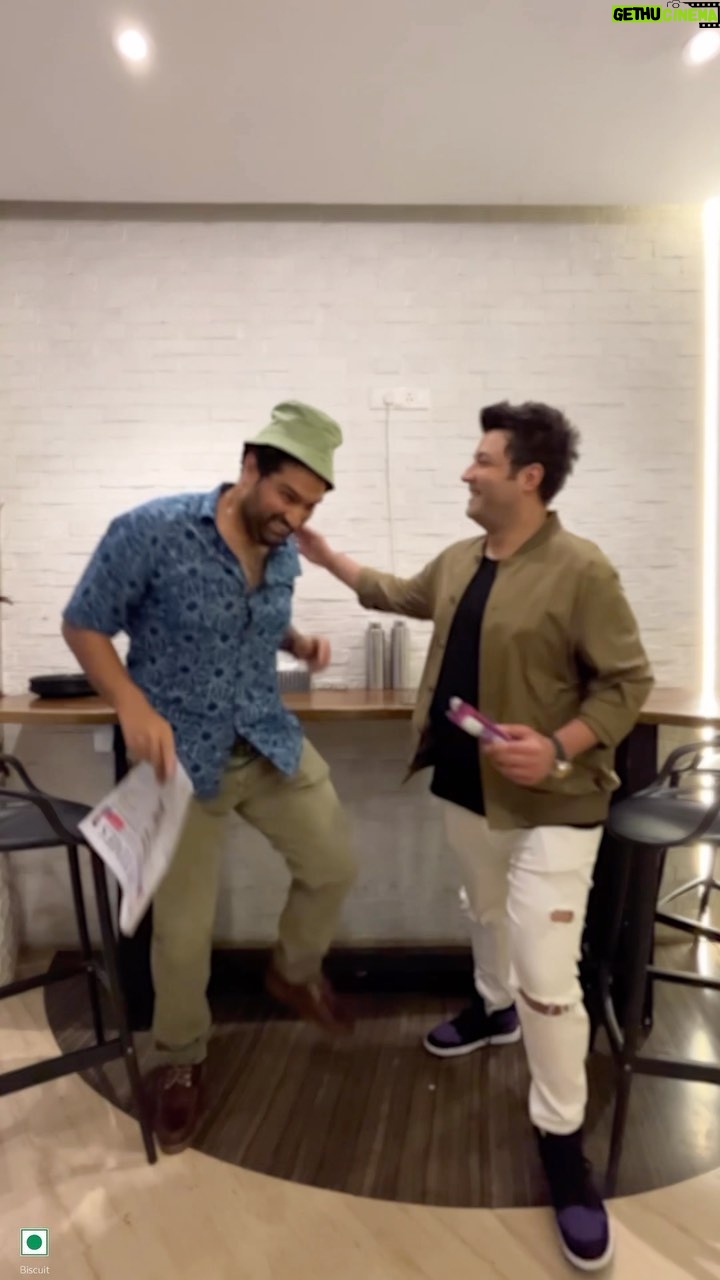 Varun Sharma Instagram - The search is on! Aapko yeh kahin dikhe, toh humein comments mein bataao! #Ad