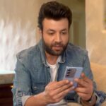 Varun Sharma Instagram – Party theme blue ho ya na ho, I’m taking the vivo V27 Pro with me everywhere! 
It’s magic blue color, Mediatek Dimensity 8200 5G Processor & stylish curved design, gets the spotlight on me wherever I go! 
Go get yours, available now on Flipkart 

@flipkarttechspert @vivo_india 
#vivoV27SeriesonFlipkart #TheSpotlightPhone #OutOfTheBlue