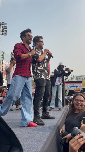 Varun Sharma Instagram - @mithibaikshitij jaake humesha ghar jaisi feeling aati hai! Dil se sab #fukrey ! Thank you Kshitij and the fab team that organises and runs this hell of a show!! Maza aaya! 🙏🔥👻🤗💕🌈 
@mriglamba @fukravarun
. #fukrey3 
. 📸 @kartikkher
.
.
.
.
.
.
.
.
.
.
. #fukrey #fukreyreturns