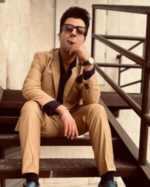 Varun Sharma Instagram - ⚡️💛

Styled by - @anshikaav
Assisted by - @yash__shah1612
Suit - @ankitalathofficial 
Shoes - @dmodotofficial
Watch - @jaipurwatchcompany
Sunglasses - @thehalfdone