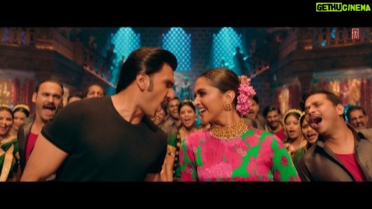 Varun Sharma Instagram - Kal lagenge zor ke jhatke kyunki yeh gaana hai hatke⚡️❤️ #CirkusThisChristmas #CurrentLagaRe