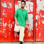 Varun Sharma Instagram - Aam Pakk raha hai🤓 🥭 Kicking off #Cirkus Promotions!!❤️⚡️ #cirkusthischristmas 🎪💫 Styled by - @anshikaav Assisted by - @yash__shah1612 Shoes - @voganow Accessories - @inoxjewelryin Sunglasses - @rosvinbugs Watch - @guess Hair by- @imbhushanshinde Make up by- @nileshskkushwaha Assisted By - @iam_mannugiri