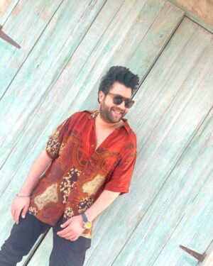 Varun Sharma Instagram - Sunday’ing around☀️💫

Styled by @butterandmuse

Sunglasses @gemopticians @marcjacobs 
Shirt @shristichetani.kolkata @ascend.rohank
Denims @jackjonesindia