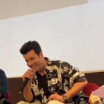 Varun Sharma Instagram - Had a great time at 53rd Edition of IFFI 🤙 Thank you @iffigoa & @nfdcindia for having me & @mriglamba Sir✨💫 P.S- Niche bana li kya apan ne?😜🤓 Styled by @butterandmuse In @_huemn Goa
