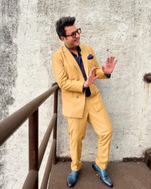Varun Sharma Instagram - ⚡️💛

Styled by - @anshikaav
Assisted by - @yash__shah1612
Suit - @ankitalathofficial 
Shoes - @dmodotofficial
Watch - @jaipurwatchcompany
Sunglasses - @thehalfdone