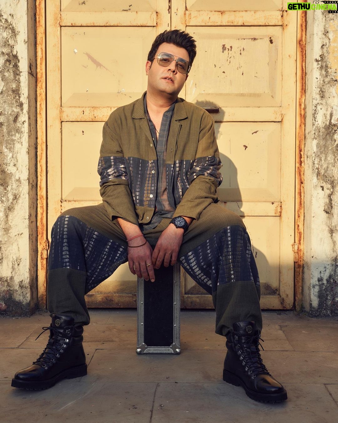 Varun Sharma Instagram - Aaj ki vibe: Boho Ho Ho Ho!! 🤙😉 #CirkusThisChristmas 🎅🎪 Styled by - @anshikaav Assisted by - @yash__shah1612 Outfit - @urvashikaur Sunglasses - @opiumeyewear Boots - @voganow Watch - @guesswatches Hair- @imbhushanshinde Make up- @nileshskkushwaha Assisted by- @iam_mannugiri