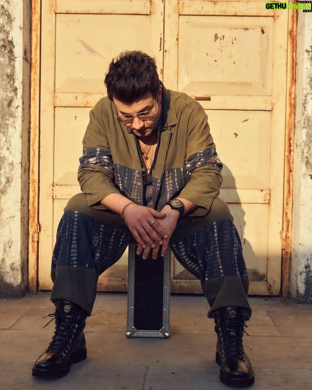 Varun Sharma Instagram - Aaj ki vibe: Boho Ho Ho Ho!! 🤙😉 #CirkusThisChristmas 🎅🎪 Styled by - @anshikaav Assisted by - @yash__shah1612 Outfit - @urvashikaur Sunglasses - @opiumeyewear Boots - @voganow Watch - @guesswatches Hair- @imbhushanshinde Make up- @nileshskkushwaha Assisted by- @iam_mannugiri