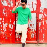 Varun Sharma Instagram - Aam Pakk raha hai🤓 🥭 Kicking off #Cirkus Promotions!!❤️⚡️ #cirkusthischristmas 🎪💫 Styled by - @anshikaav Assisted by - @yash__shah1612 Shoes - @voganow Accessories - @inoxjewelryin Sunglasses - @rosvinbugs Watch - @guess Hair by- @imbhushanshinde Make up by- @nileshskkushwaha Assisted By - @iam_mannugiri